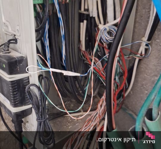 ארון חוטים ומחברים חשמליים